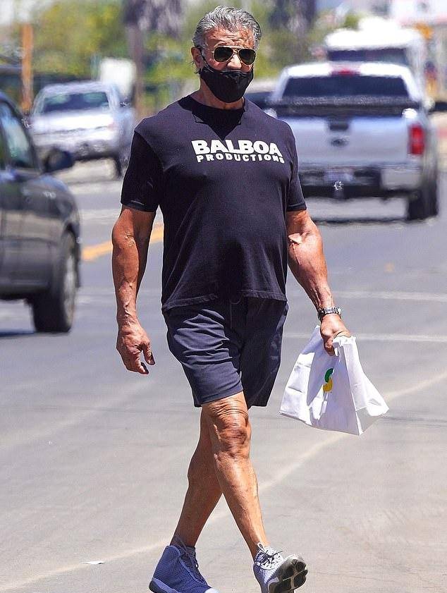 原创74岁史泰龙倒三角身材,甜蜜牵手小23岁老婆,与女儿戴兔耳朵合影