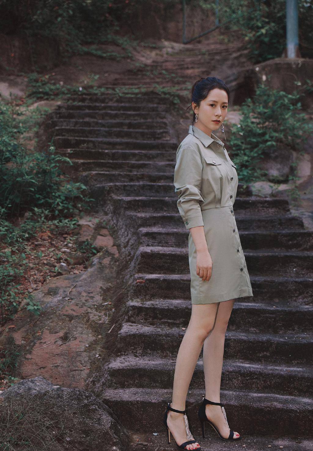 海清真狠,穿高跟鞋双脚凹成90度,配拼接衬衫裙更显腿长_知性