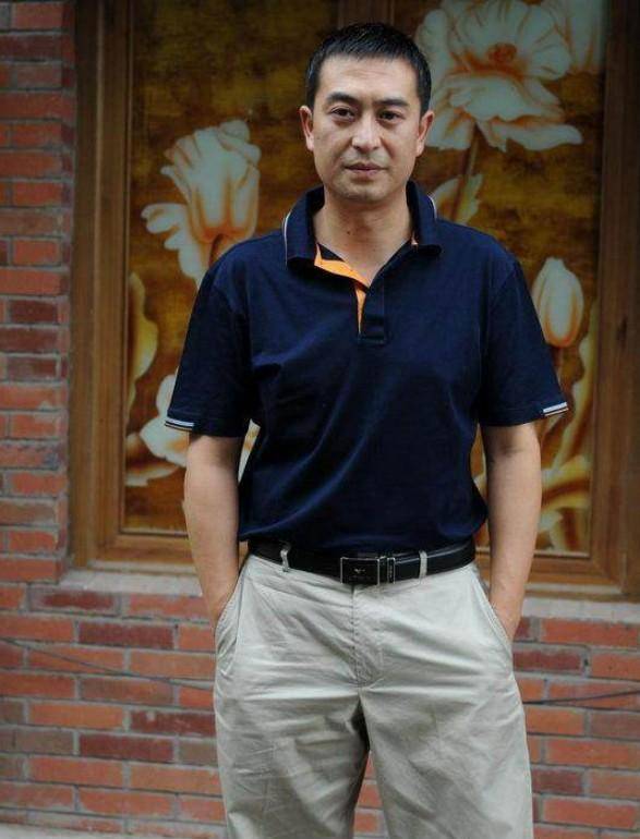 原創50歲張嘉譯外出被拍,走路駝背直不起來,頭髮狀態令人擔憂