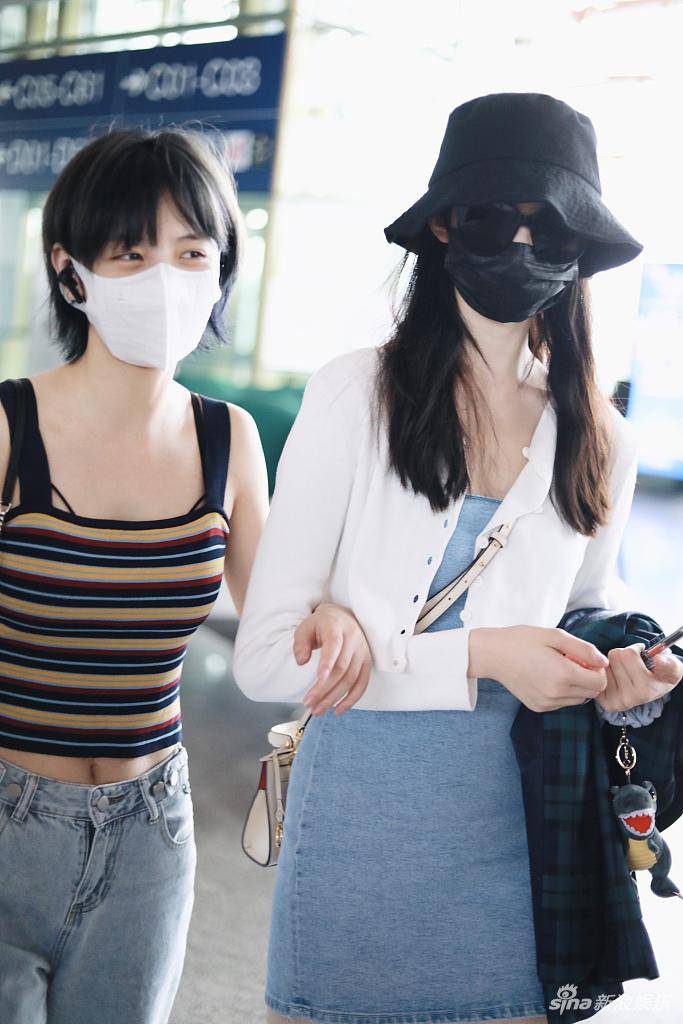 赵粤穿条纹背心夏日气息满满 张艺凡穿短裙美腿吸睛