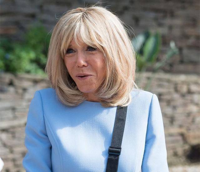 原创法国总统谈起忘年恋把67岁夫人宠成宝公开亲吻狂秀恩爱