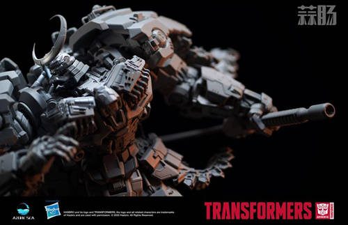 雾隐暗丈雕像全高约为72厘米,巨大的个头之下,雾隐暗丈也展现出了自己