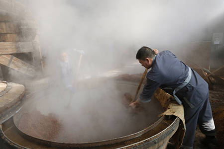 酿酒蒸馏运用新型无内胆模块蒸汽发生器精准控温