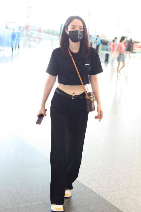 董璇恋爱后越发自信罕见穿高腰露脐装现身机场大秀平坦小腹