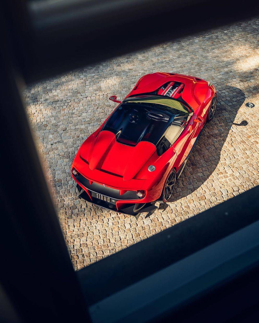 2600万法拉利f12trs裸露的心脏着实给力