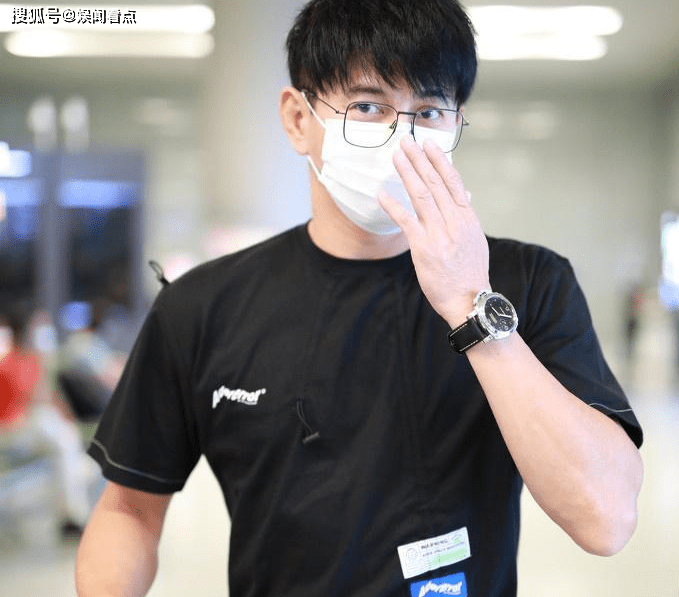 吴奇隆戴黑框眼镜斯文儒雅 独自推行李箱赶行程