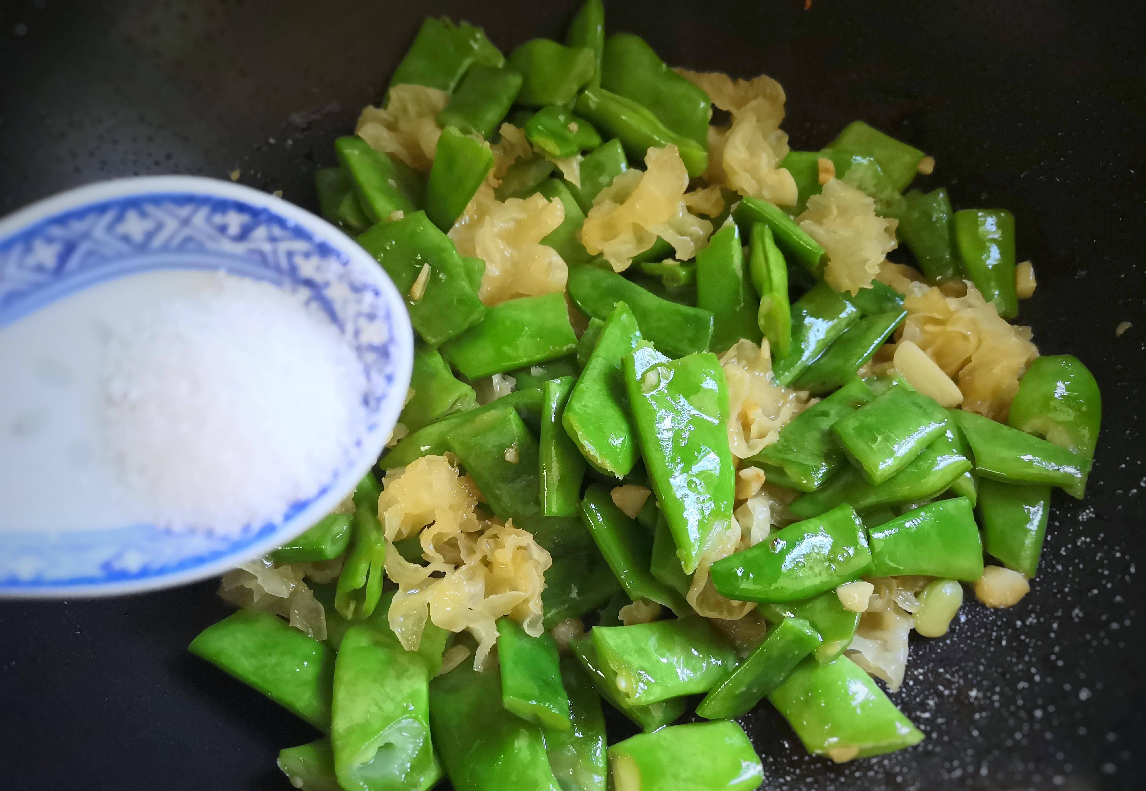 7,焖煮水分干,刀豆角至软烂全熟状态,加盐.