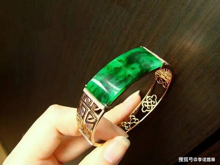 6000买的翡翠赌石切开后朋友说是垮了结果出乎意料