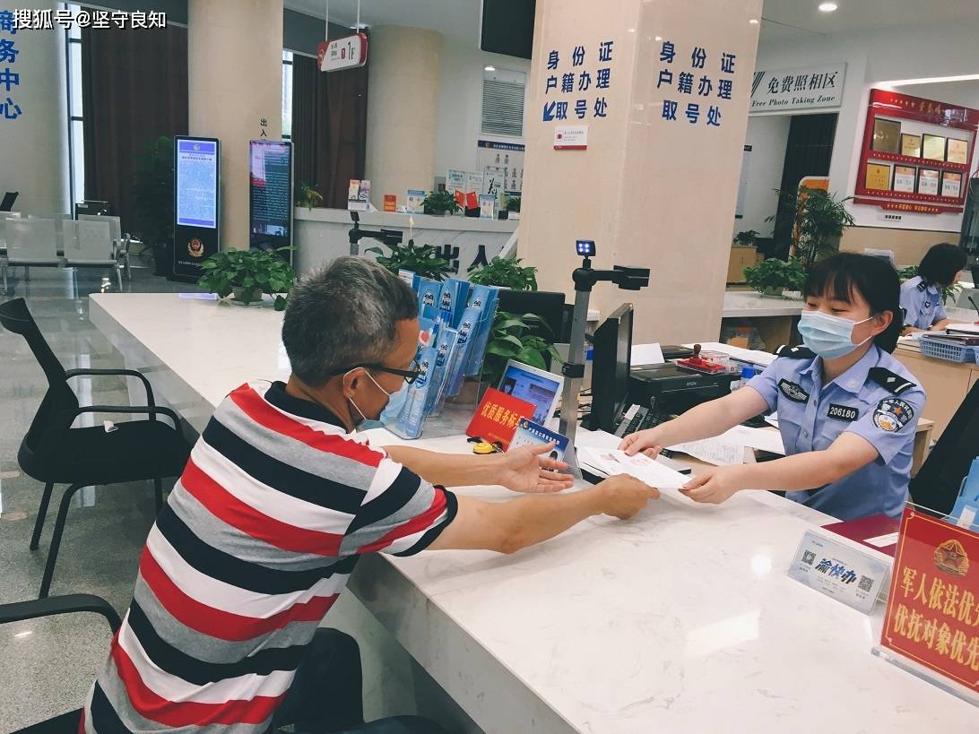 铜梁户籍民警袁梦:保持优质服务 成就不凡人生