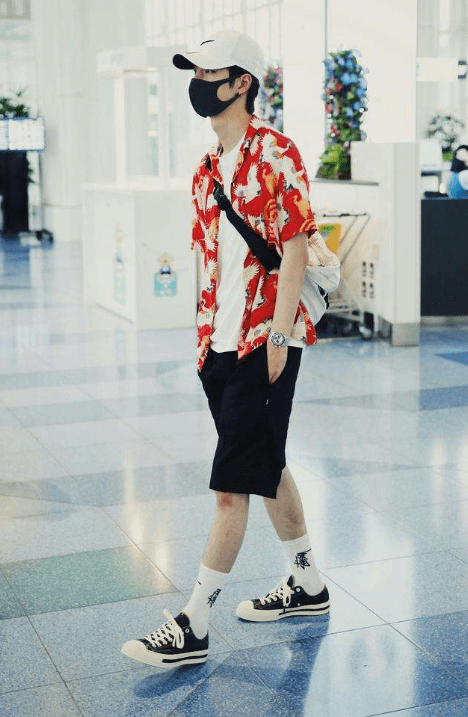 王一博穿搭简约,衬衫短袖搭配腕表,一身造型清爽干净