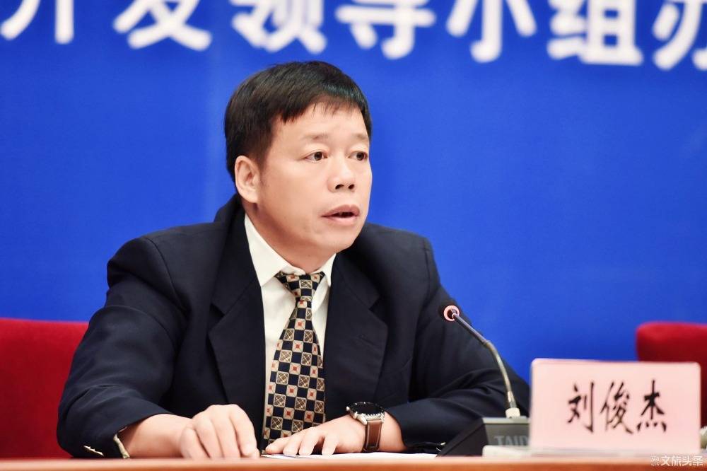 (西双版纳州人民政府副州长刘俊杰)(西双版纳州勐海县布朗山乡曼囡村