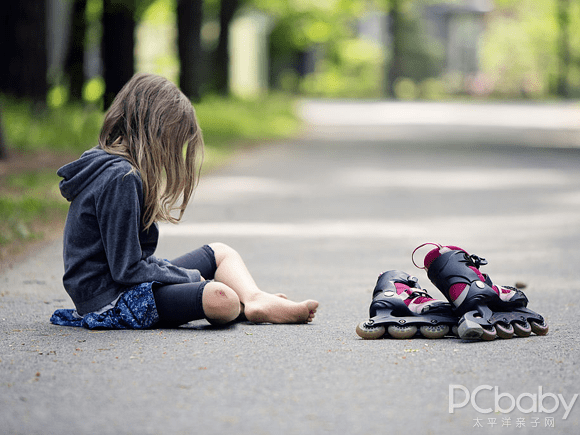 原创当孩子磕碰摔倒时妈妈的做法将影响孩子一生