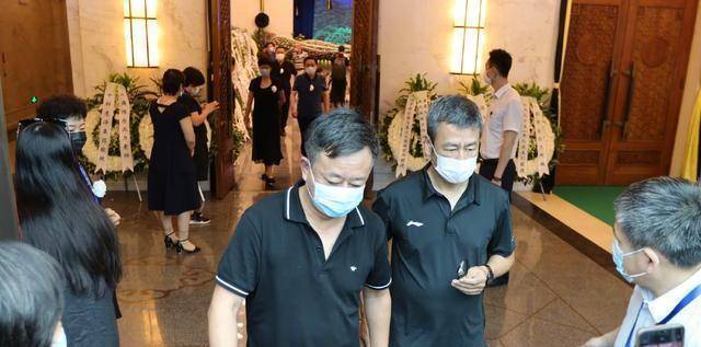 沈力遗体告别仪式倪萍哭肿双眼需人搀扶朱军满头白发心情沉重