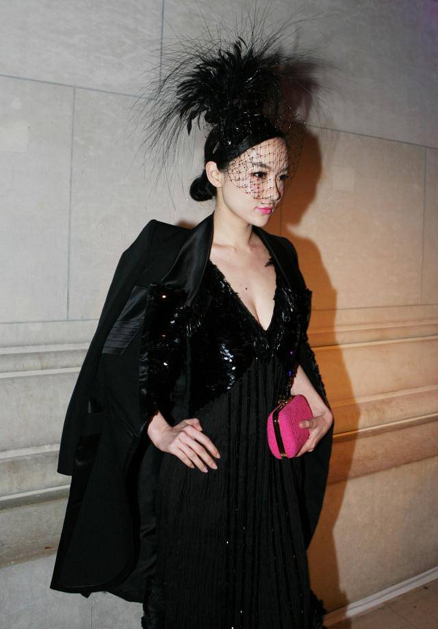 40岁霍思燕美到国外去,穿深v亮片裙戴黑网纱,"名媛范"十足_黑色