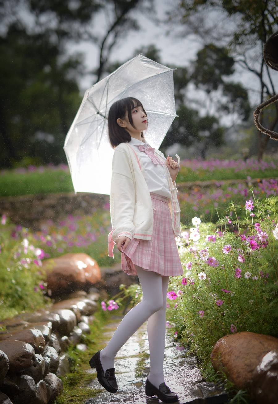 jk少女雨后伞下的女孩