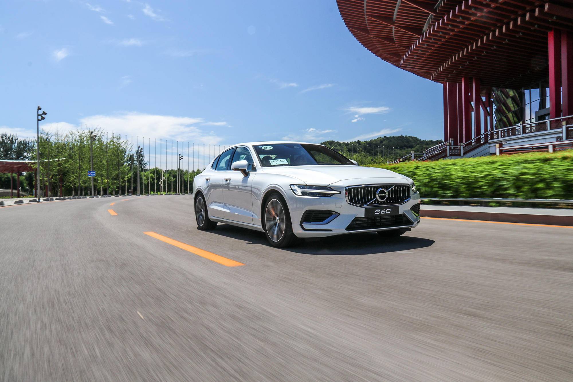 绅士内芯也疯狂试驾沃尔沃s60t8e驱混动