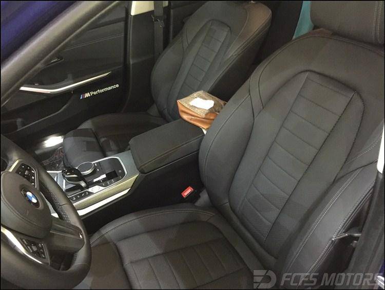 宝马3系座椅通风接近尾声,技术师傅还会对座椅进行清洁工序,专用的