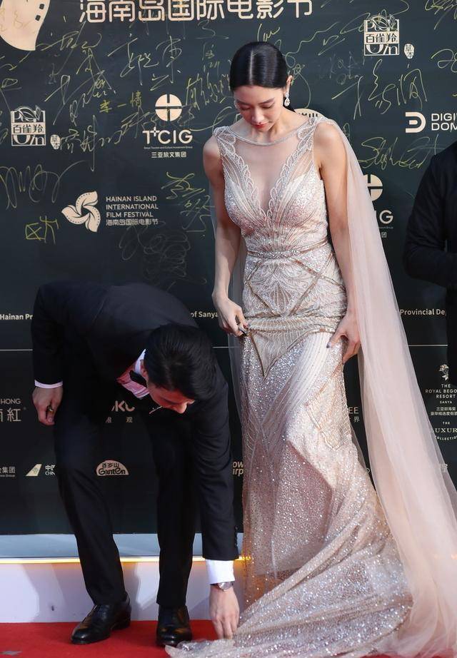 亚洲第一美李成敏,穿深v斗篷裙亮相,男伴帮整理裙摆好贴心