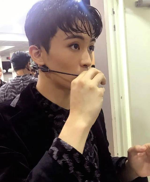 网友:我们马克的小圆手好可爱好可爱,金钟仁和边伯贤太帅了吧,黄旭熙