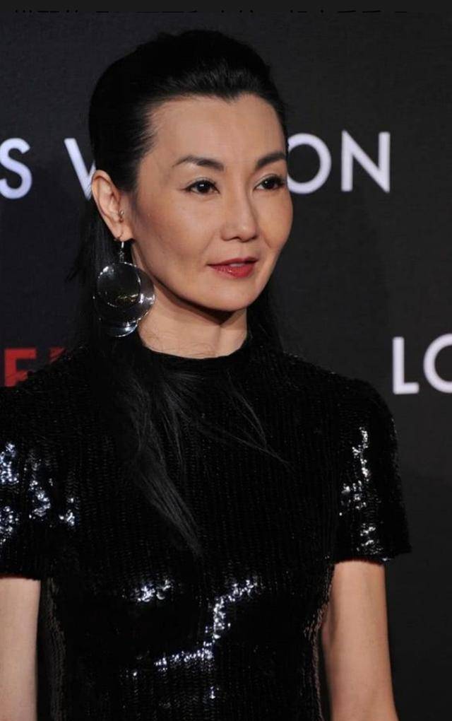 55岁张曼玉有多不服老穿黑漆短袖走街头风曲线不输小姑娘