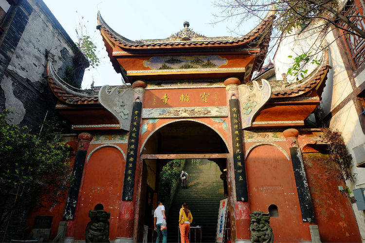 重庆被遗忘的一座寺庙,有1000多年历史,背靠一座山,面对嘉陵江