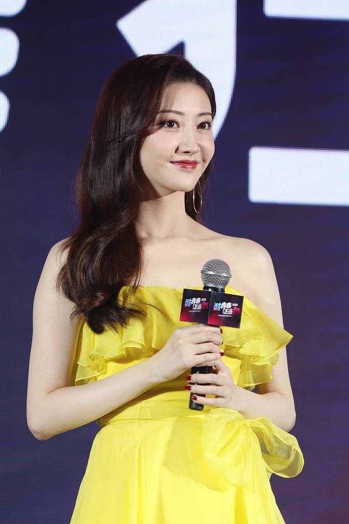 1/ 12 搜狐娱乐讯 8月6日,景甜出席了一场在上海举办的年度发布会
