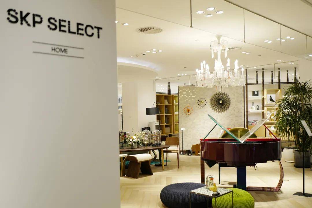 北京skp正在进行的"酷感夏日"展销会活动之后,八月也是花在flo-flos