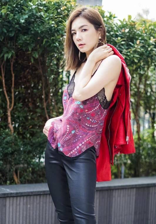 原创ella杂志大片太上头,露背针织裙秀出美背,身材性感迷人