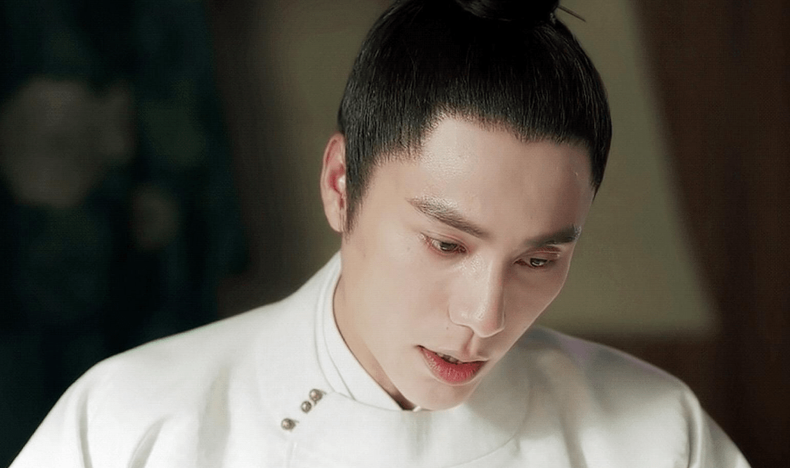 陈坤白衣束发造型俊逸,西装搭配腕表造型帅气