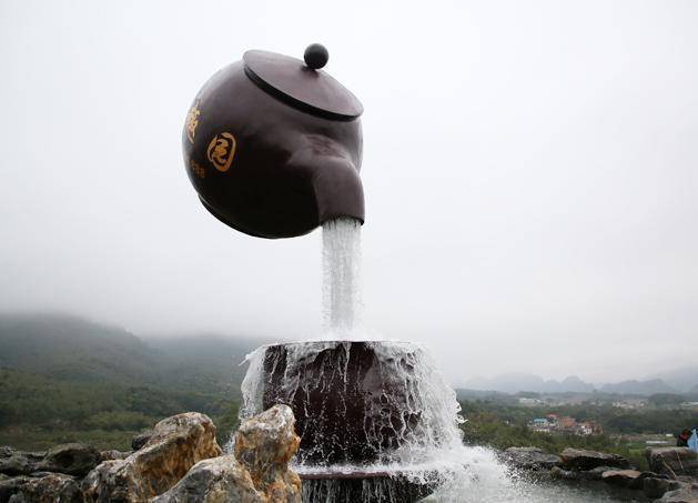 原创"悬空茶壶"震惊外国游客,还以为是我国魔法,其原理很简单!