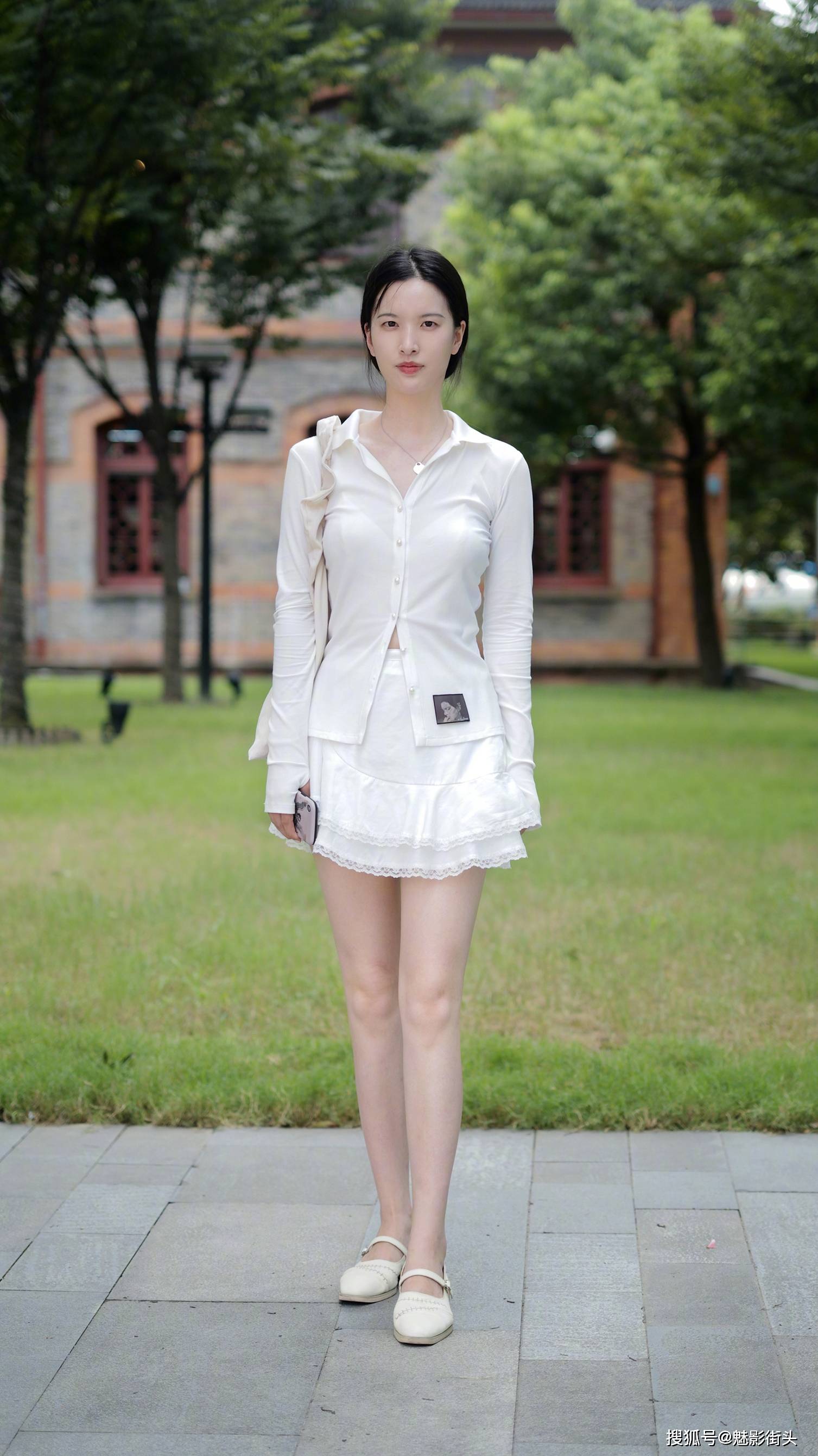 三伏天,身材纤瘦的姑娘多穿白色,清凉舒适又显身材丰满