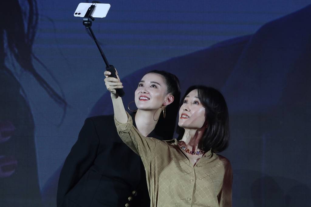 宋佳与刘敏涛同框自拍画面美cry梳高马尾气场超a