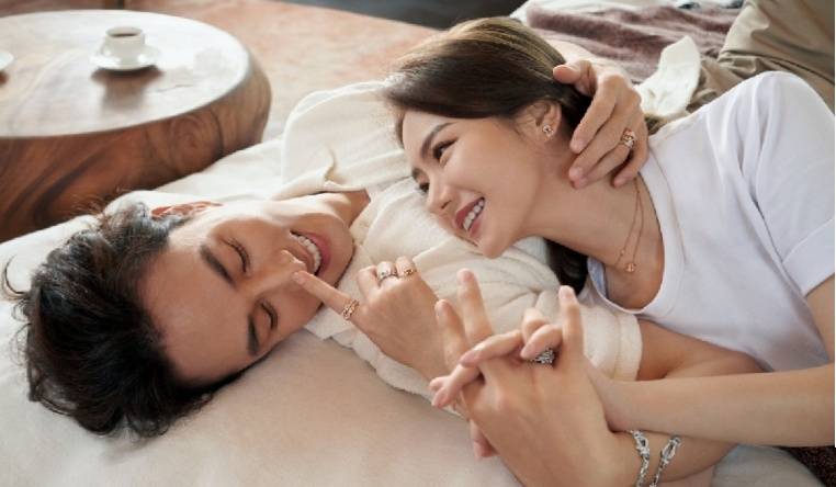 戚薇夫妻合体拍写真相互依偎对视令人心动被喂了一嘴狗粮