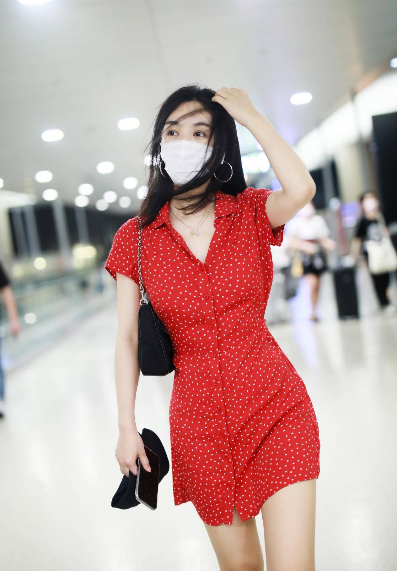 原创李菲儿衣品太好红色波点连衣裙衬托玲珑曲线看得让人想减肥