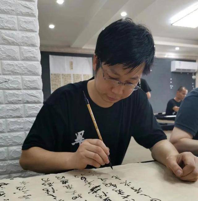 他的行书嫁接了《祭侄文稿》的笔意,融入了二王笔法,入12届国展_书法