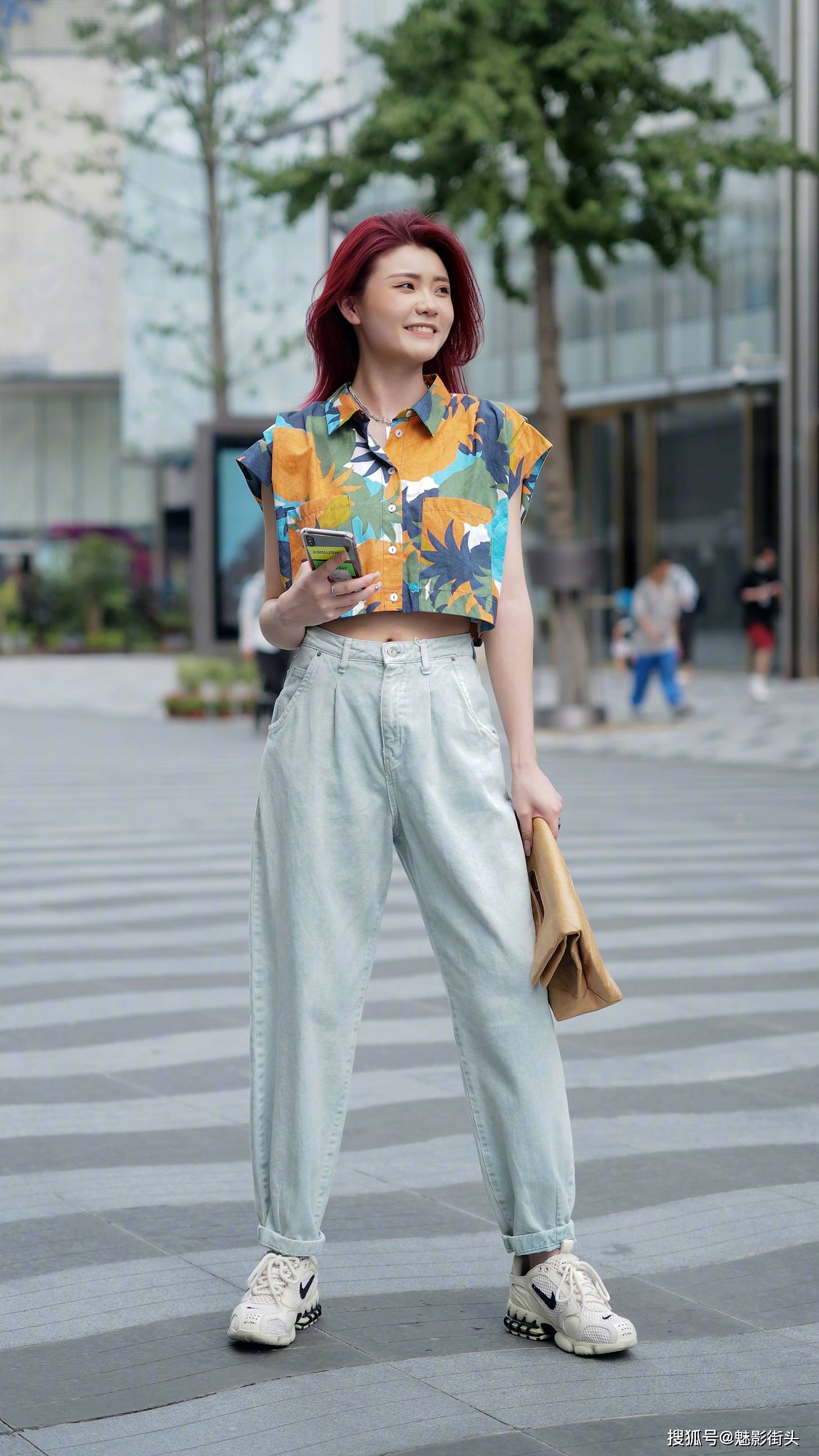 身高腿长的姑娘仗着身材好,夏天穿"露脐装",清爽凉快还显腰细