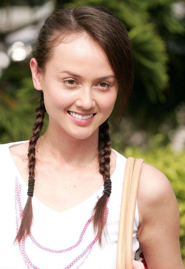 原创44岁韩君婷转行做医疗协助采集咽拭子标本鼻梁崩塌后无奈退圈