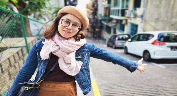 她是香港第一女童星,自小就和周星驰刘德华搭戏,如今30长这样_关佩琳