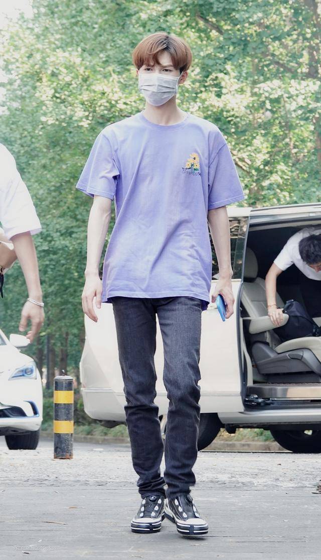 朱正廷节目造型,阔袖t恤搭配棕色阔腿长裤简约复古,短袖口袋上面的