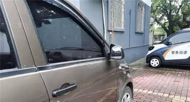 原创男子驾车等待红灯时,突然被警察破窗验尿反铐!公安局回应:搞错了