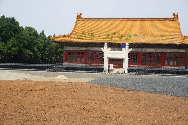 除了社稷坛,园中还有中山堂,保卫和平坊,兰亭碑亭,蕙芳园,唐花坞等