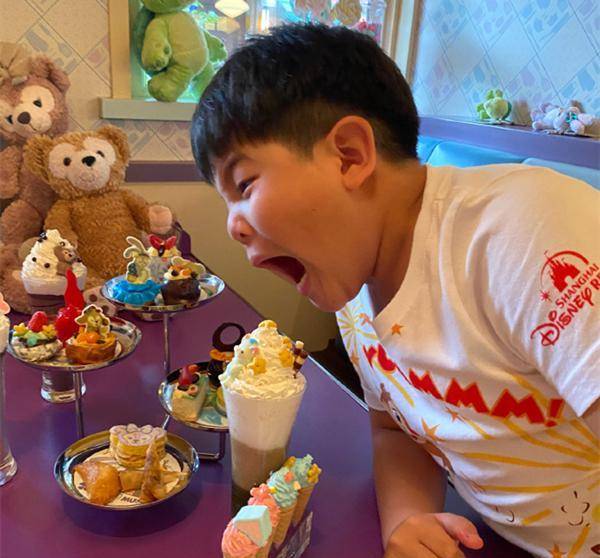 胡可晒儿子近照,两兄弟长胖不少,网友调侃吃得太好