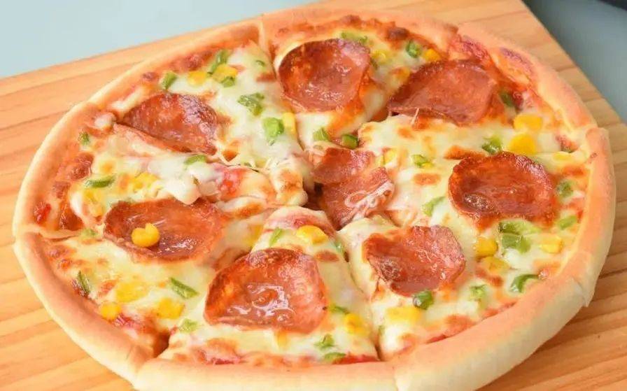 【萨拉米肠披萨】一看就会的做法,满满的馅料,满嘴都是芝士香!