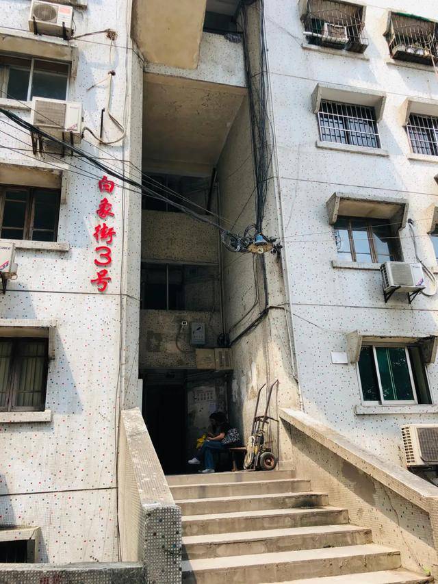 直逼40℃的天气仍然有人前来打卡_白象街