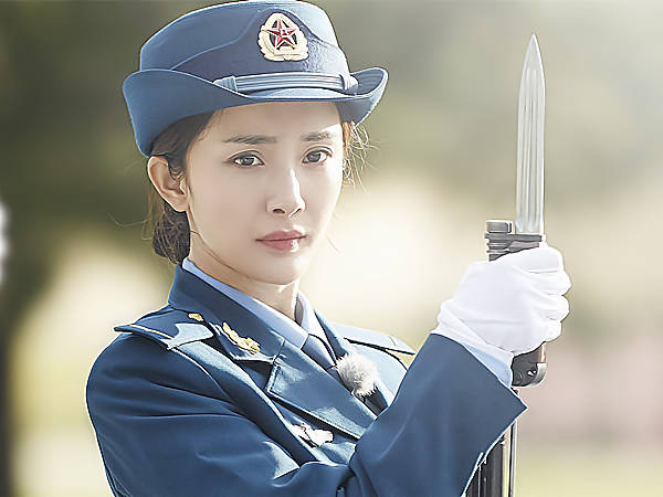 原创赵丽颖:我的军装照最漂亮,杨紫:我的军装照最可爱,郑爽:都让一让