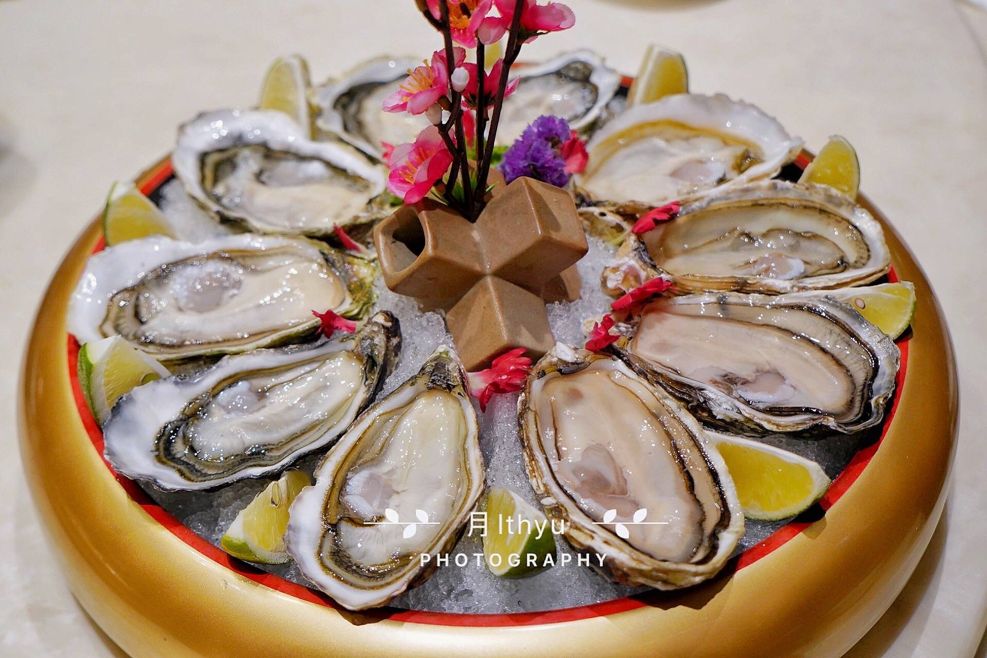 生蚝有着多种,可以拼上一盘,试一下不同的口味:这一盘拼了新西兰刺身