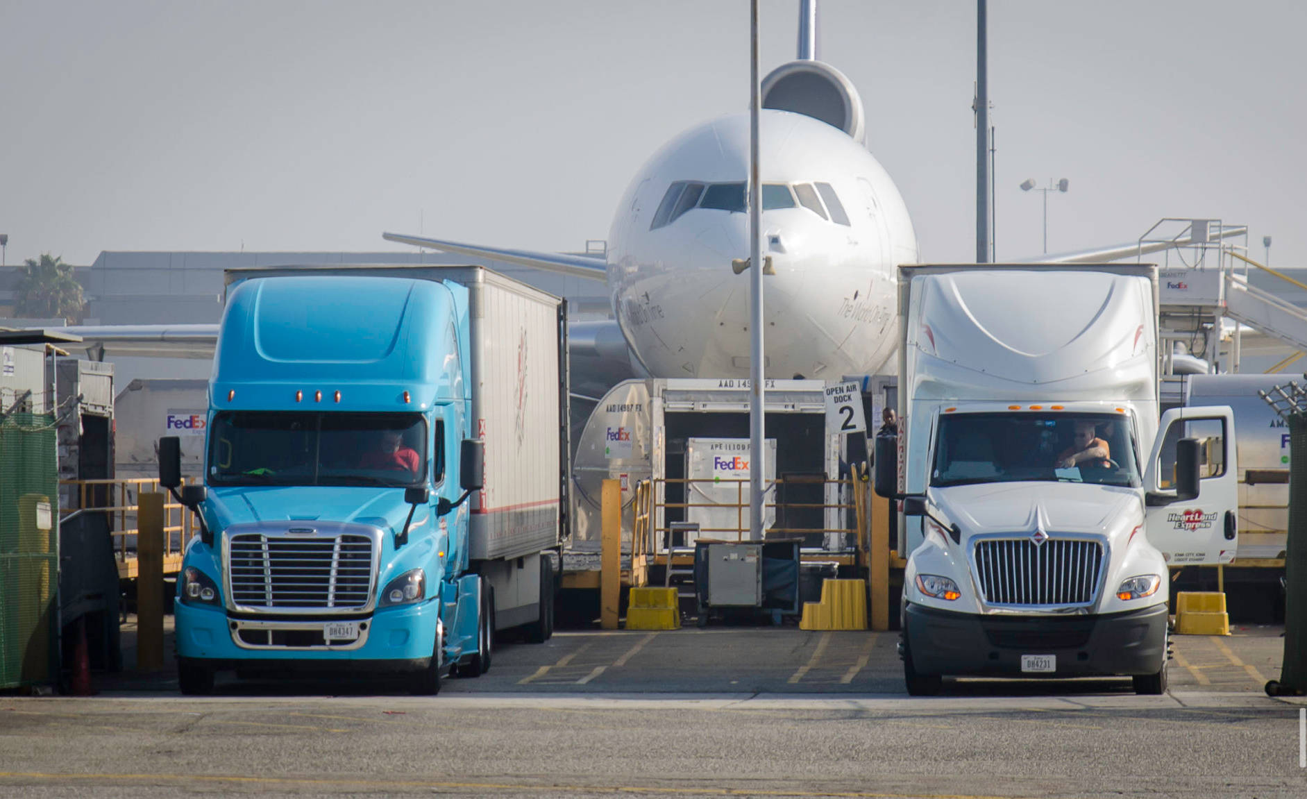 近期,由于电子产品,电子商务订单和医院设备的出货量增加,来自中国的