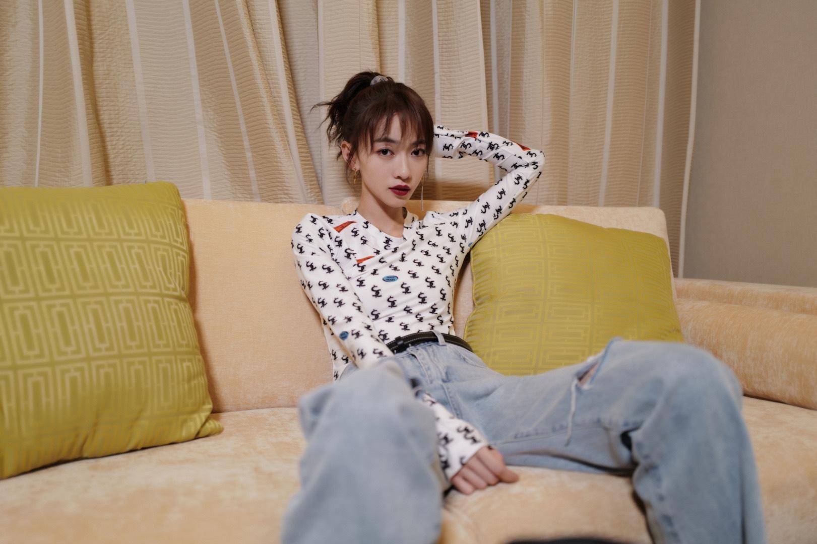 原创吴谨言气质绝了长袖配破洞牛仔裤展现不羁风格时尚感无人能及