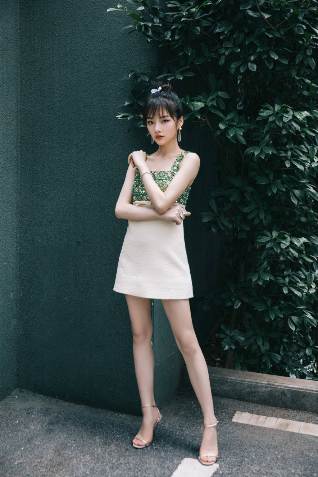 任敏 钻石装饰连衣裙,搭配小白鞋青春活力四射