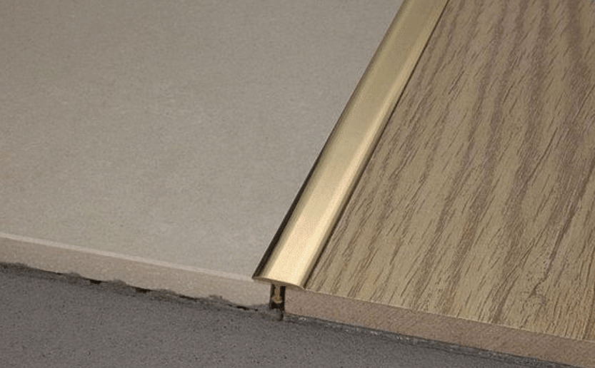 金属嵌条可以完美衔接本问线下介绍木饰,石材嵌条的施工工艺01